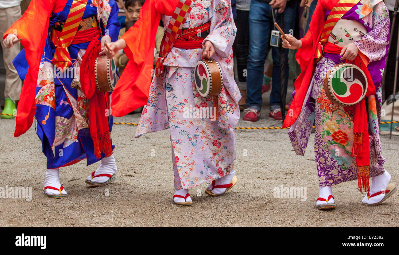 Peu de filles japonaises en kimono coloré danse à Shiramine Jingu pendant les célébrations du Festival Tanabata Banque D'Images