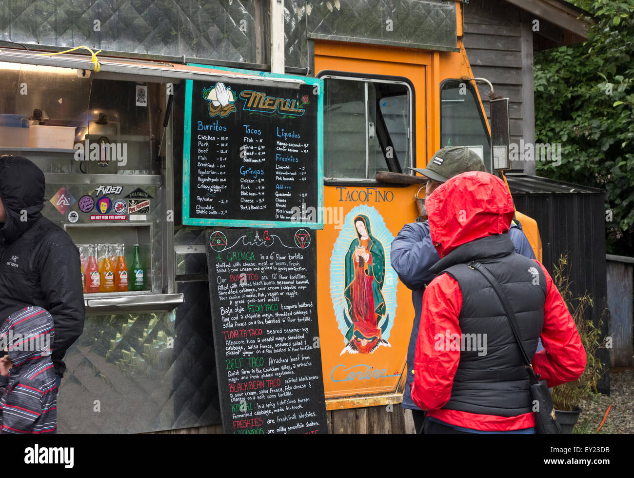 Les clients attendent de leurs commandes de Tacofino camion alimentaire, un restaurant pour emporter hautement cotées à Tofino, en Colombie-Britannique. Banque D'Images
