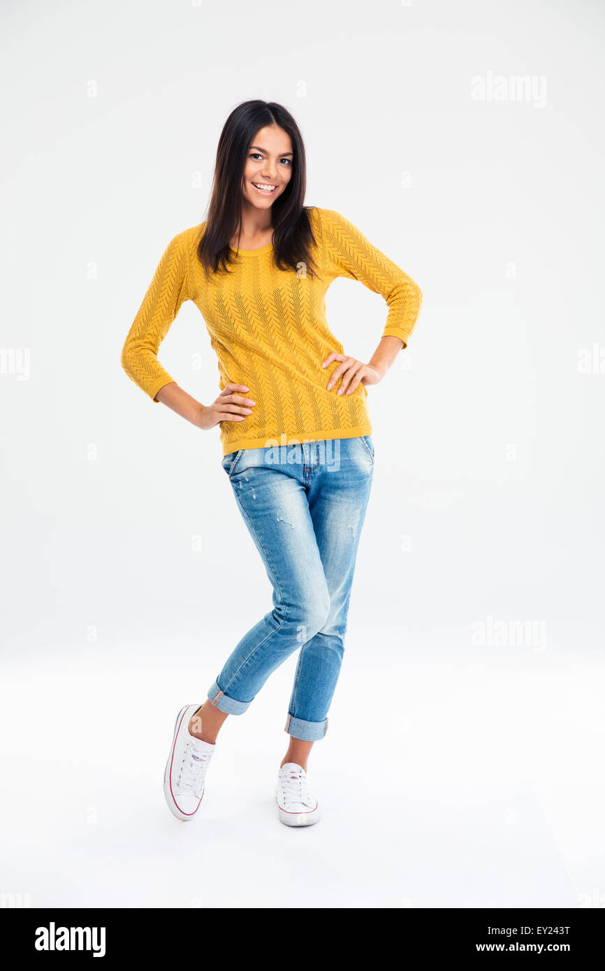 Full Length portrait of a young woman posing isolé sur un fond blanc. Looking at camera Banque D'Images