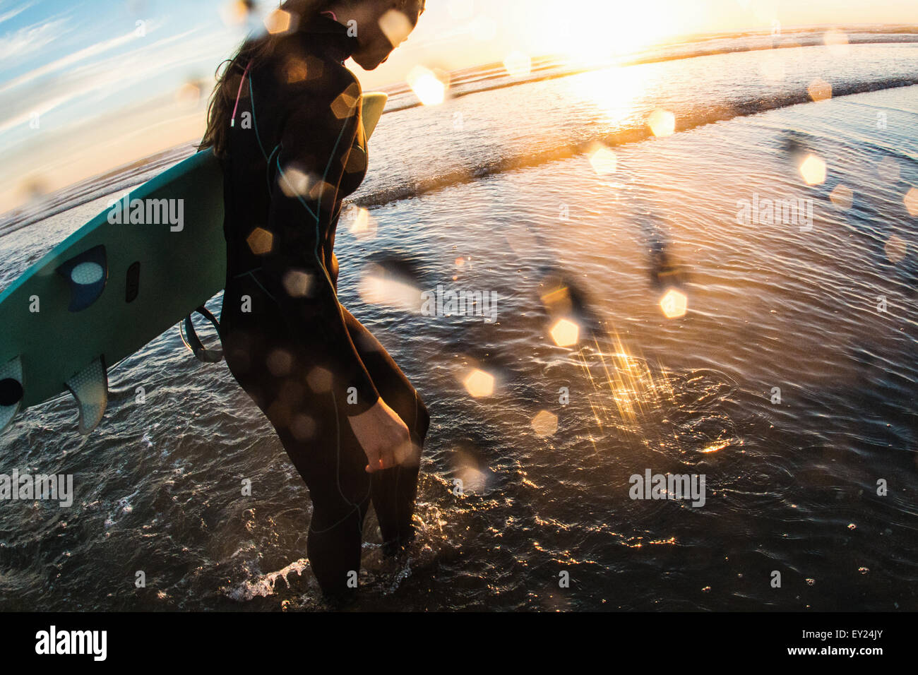 La pagaie dans surfer femelle au coucher du soleil, mer-The-Sea Cardiff-By, California, USA Banque D'Images