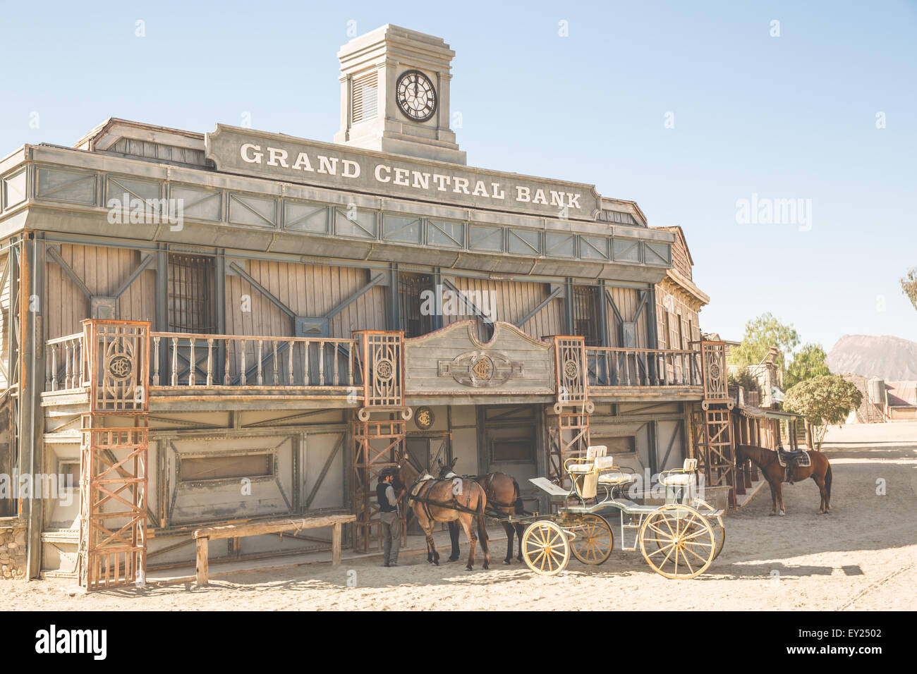 Mule panier en face de saloon bâtiment sur l'ouest sauvage de cinéma, Fort Bravo, Tabernas, Almeria, Espagne Banque D'Images