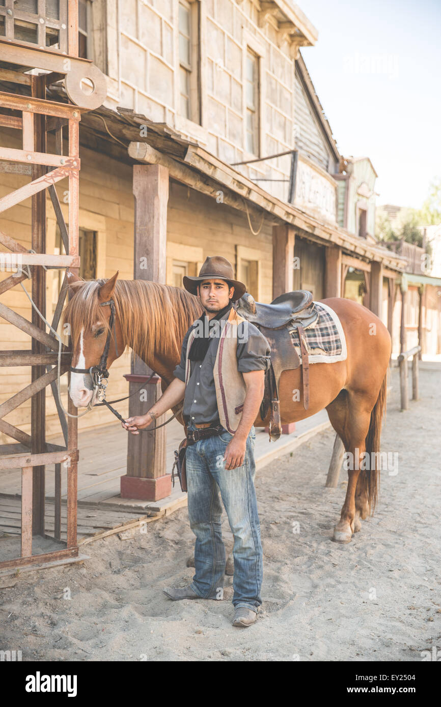 Portrait de cowboy et cheval sur l'ouest sauvage de cinéma, Fort Bravo, Tabernas, Almeria, Espagne Banque D'Images