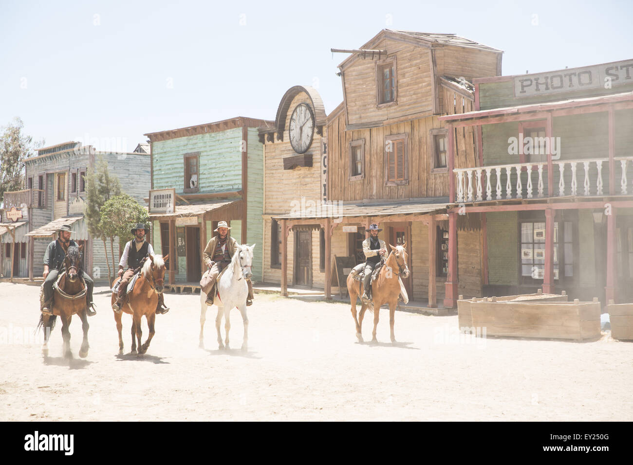 Bande de cowboys à cheval sur l'ouest sauvage de cinéma, Fort Bravo, Tabernas, Almeria, Espagne Banque D'Images