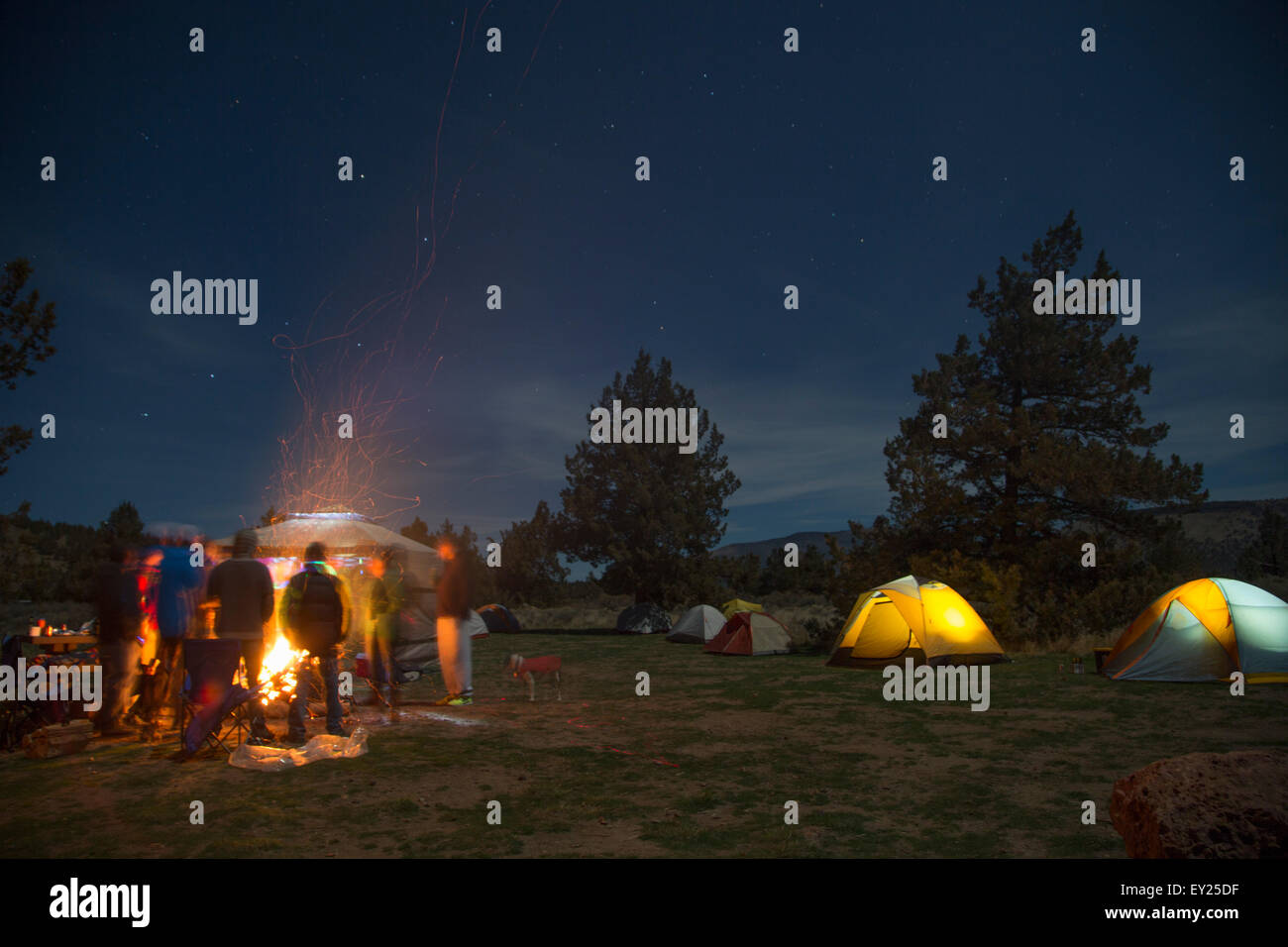 Les gens autour de camping fire, Smith Rock State Park, Oregon, États-Unis Banque D'Images