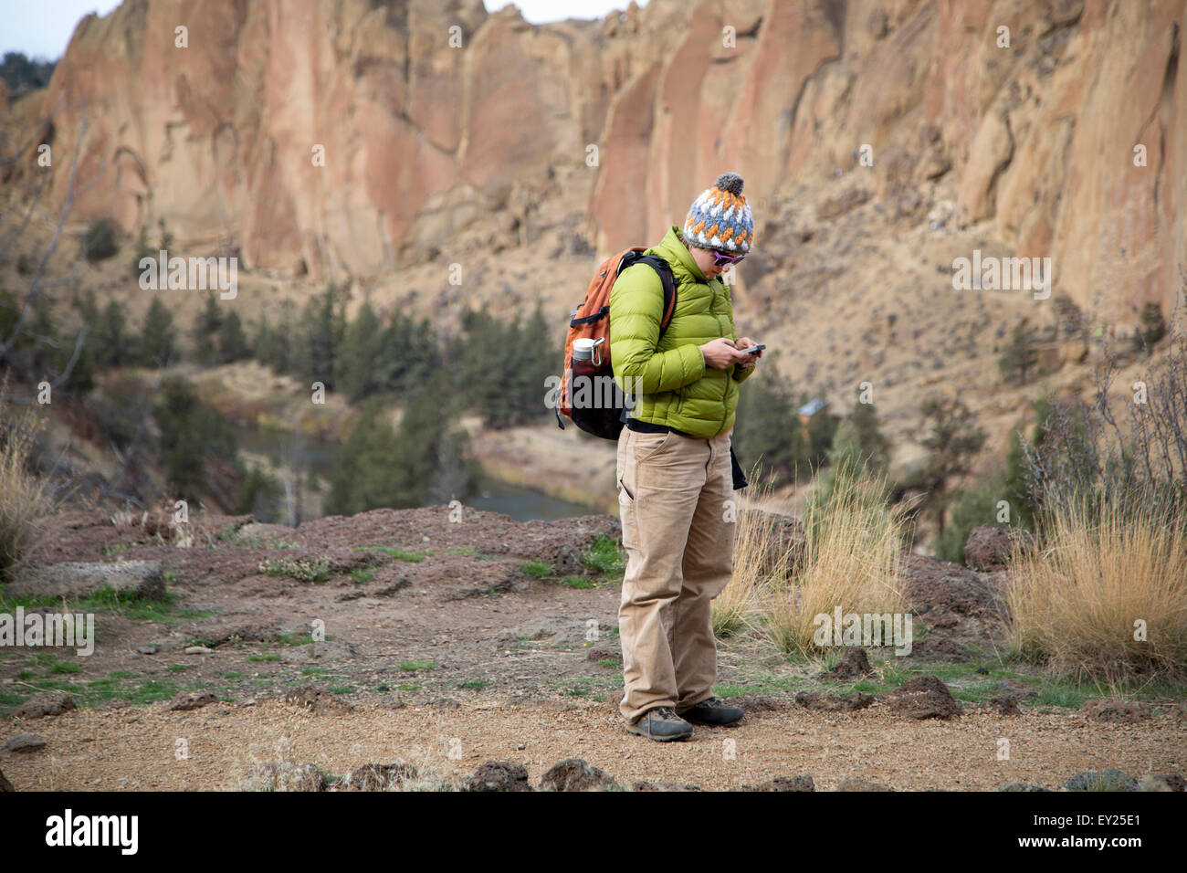Phone randonneur, Smith Rock State Park, Oregon, États-Unis Banque D'Images
