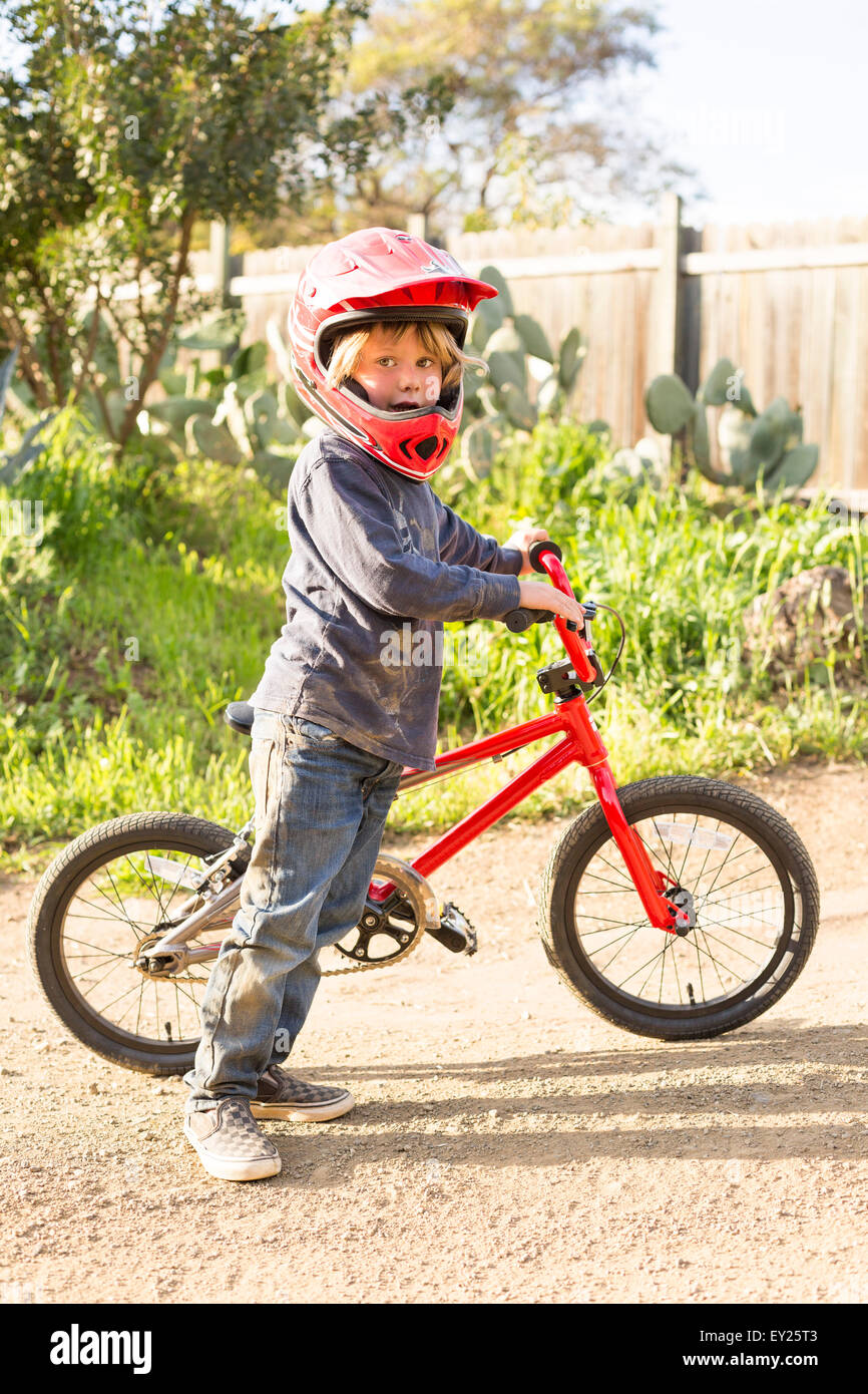 Garçon avec un vélo, le port de casque Banque D'Images