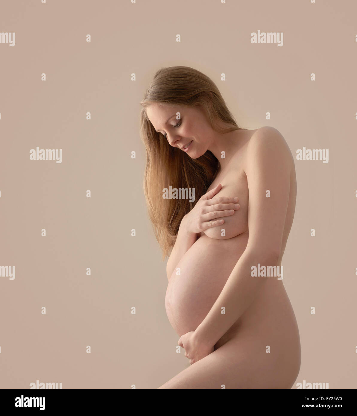 Portrait d'une femme enceinte nue Banque D'Images