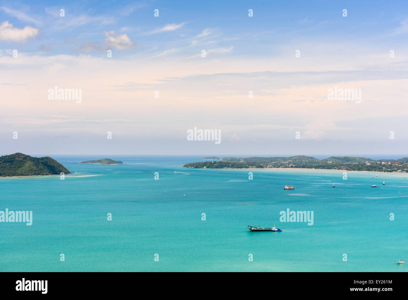 High angle view ciel bleu sur la mer d'Andaman et de bord de la ville touristique de Khao-Khad vue montagnes célèbres attractions en P Banque D'Images