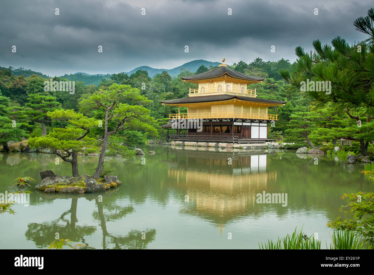 Pavillon d'or, ou le Kinkaku-ji, l'un des sites les plus célèbres du Japon. Banque D'Images