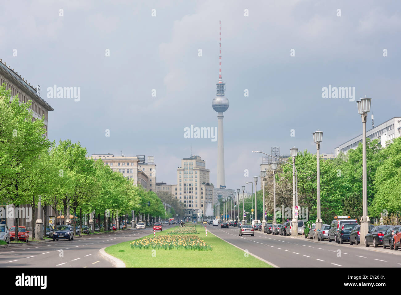 Berlin Karl Marx Allee, vue de Strausberger Platz dans Karl Marx Allee dans l'ancien secteur communiste de l'est de Berlin, Allemagne. Banque D'Images