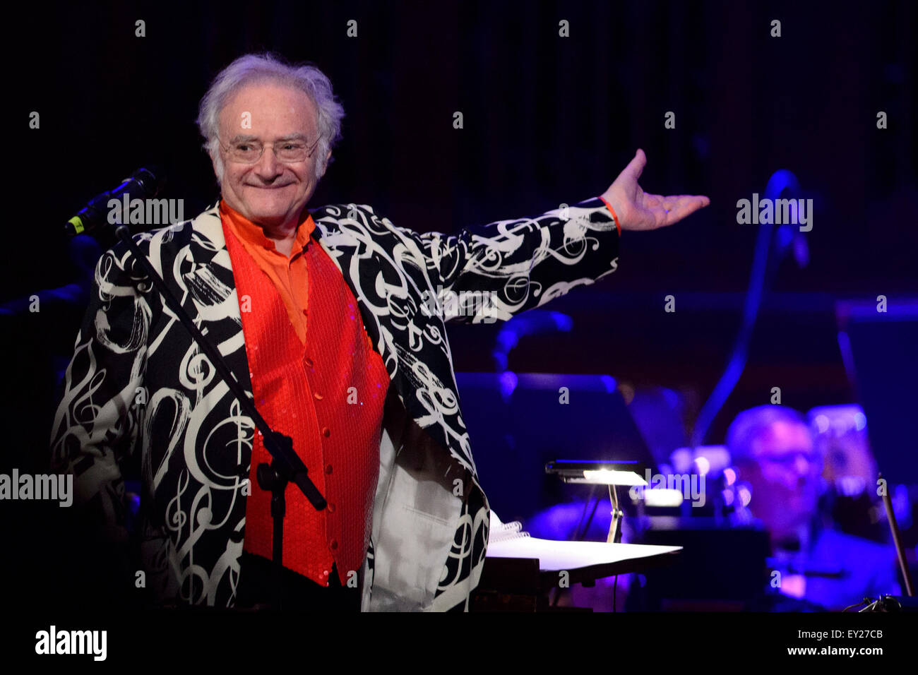 Prague, République tchèque. 19 juillet, 2015. Carl Davis conducteur grâce à un public pendant la nuit d'Hollywood, le dernier concert du festival de musique Prague Proms à la maison municipale de Prague, en République tchèque, dimanche, Juillet 19, 2015. © Michal Kamaryt/CTK Photo/Alamy Live News Banque D'Images