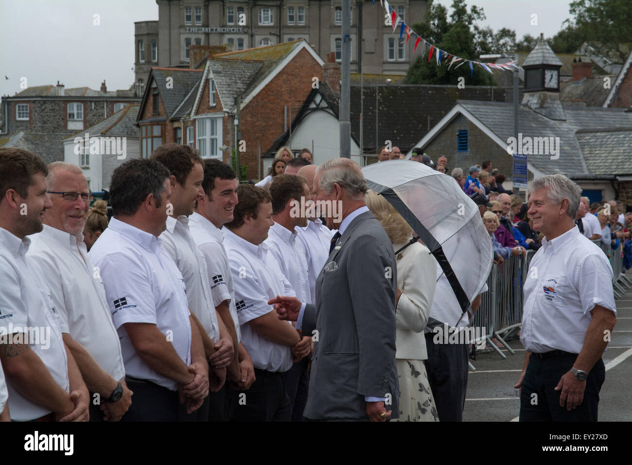 Padstow, Cornwall, UK. 20 juillet 2015. Le duc et la duchesse de Cornouailles de commencer leur visite annuelle dans le duché à Padstow. Le duc vu ici avec l'équipage de l'embarcation locale. Crédit : Simon Maycock/Alamy Live News Banque D'Images