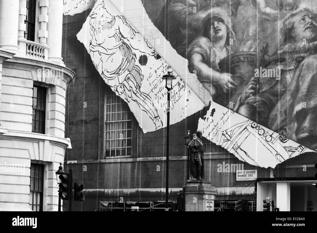 Un masque décoratif couvrant les travaux de restauration d'un bâtiment à l'Avenue des Horse Guards, Whitehall, Londres, Angleterre. Banque D'Images