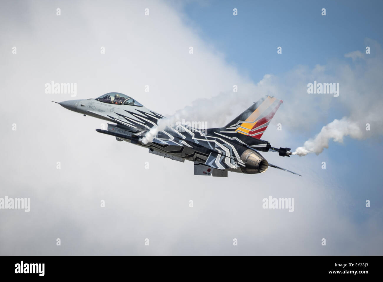 Belgique F-16 Fighter jet avion d'affichage, ciel bleu. Banque D'Images