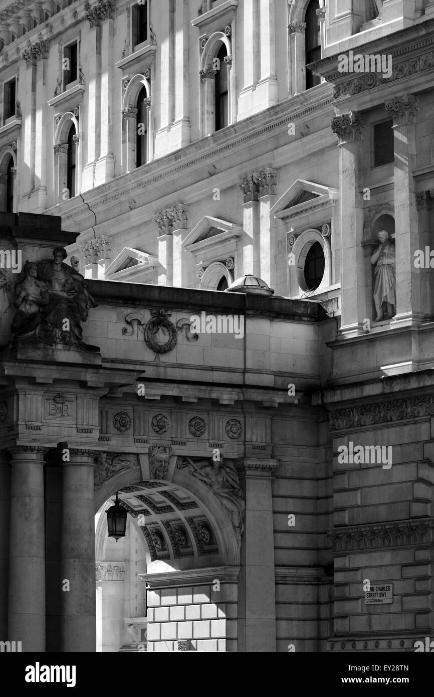 Une vue de l'extérieur des bâtiments dans le Roi Charles Street, Whitehall, Londres, Angleterre. Banque D'Images