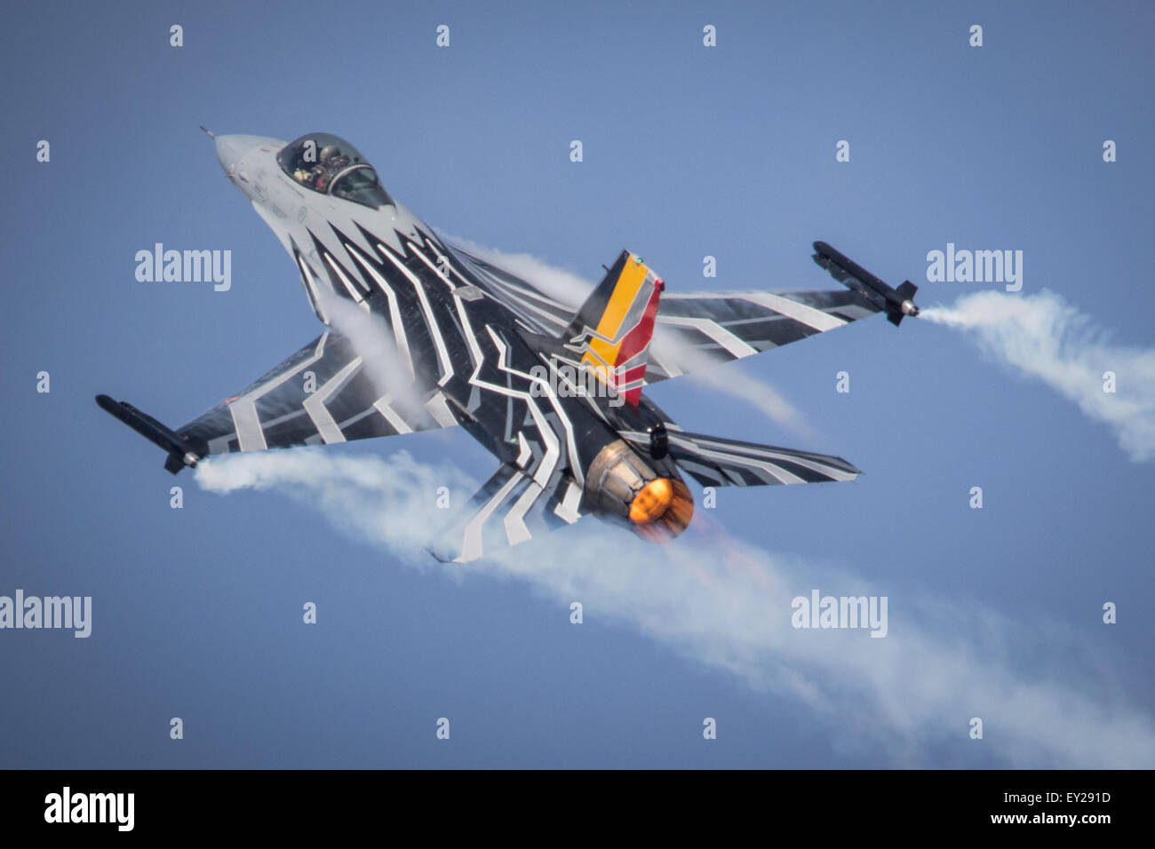 Belgique F-16 Fighter jet avion d'affichage, ciel bleu. Banque D'Images