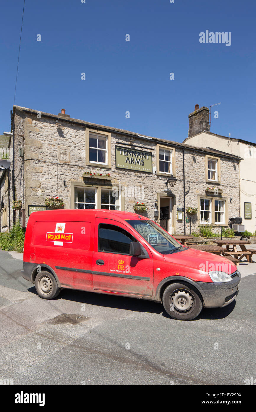 Royal Mail véhicule de livraison à l'extérieur d'un pub, Yorkshire, Angleterre, Royaume-Uni Banque D'Images