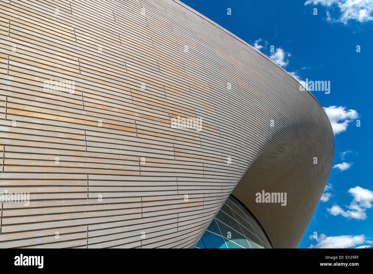 Courbes gracieuses du centre aquatique de Londres conçu par Zaha Hadid Banque D'Images