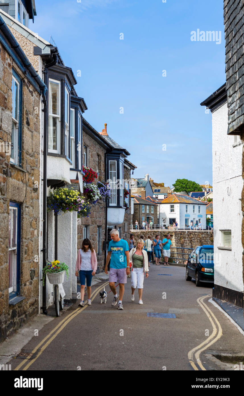 Rue étroite près du port dans la région de Mousehole, Cornwall, England, UK Banque D'Images
