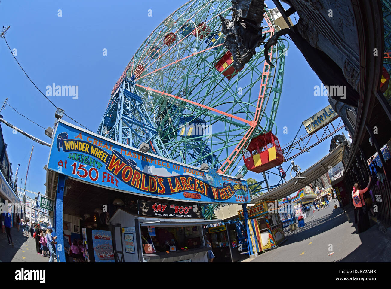 Un objectif Fisheye view de la Wonder Wheel dans Coney Island, Brooklyn, New York Banque D'Images