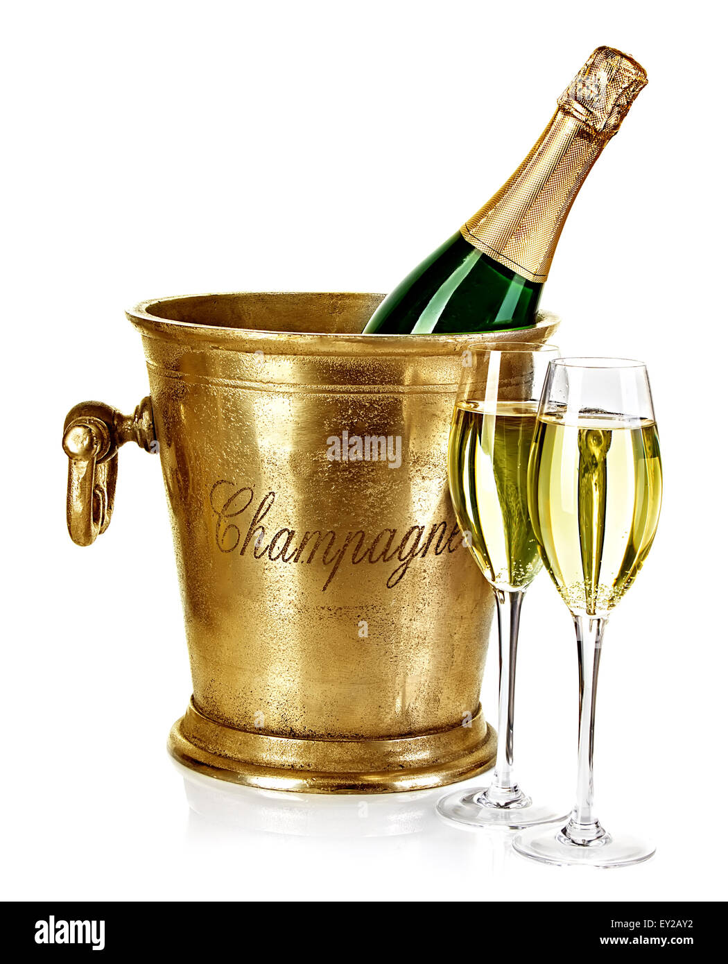 Bouteille de champagne dans un seau à glace avec des verres isolé sur fond  blanc Photo Stock - Alamy