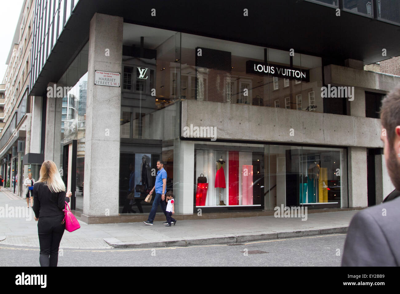 Knightsbridge, Londres, Royaume-Uni. 20 juillet, 2015. Le luxe Louis Vuitton store sur Sloane street dans le quartier à la mode de Knightsbridge a été attaqué par des voleurs de nuit Crédit : amer ghazzal/Alamy Live News Banque D'Images