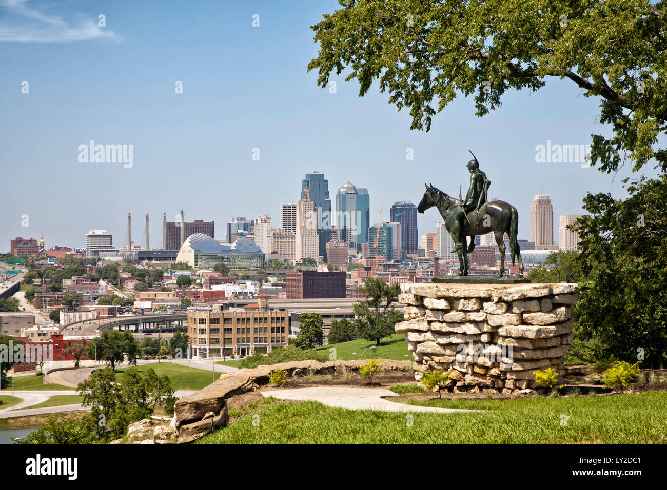 Kansas City, Missouri Skyline et la statue "Scout" Banque D'Images