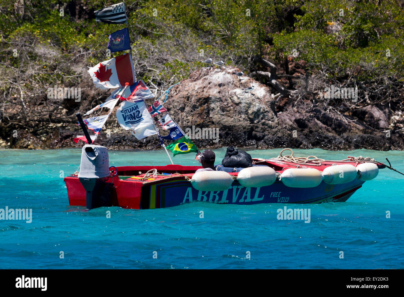 Un instants de paix ! Taxi de l'eau détente pilote dans son bateau, amarré à la Réserve Naturelle Marine Baradal, les Grenadines, Caraïbes. Banque D'Images