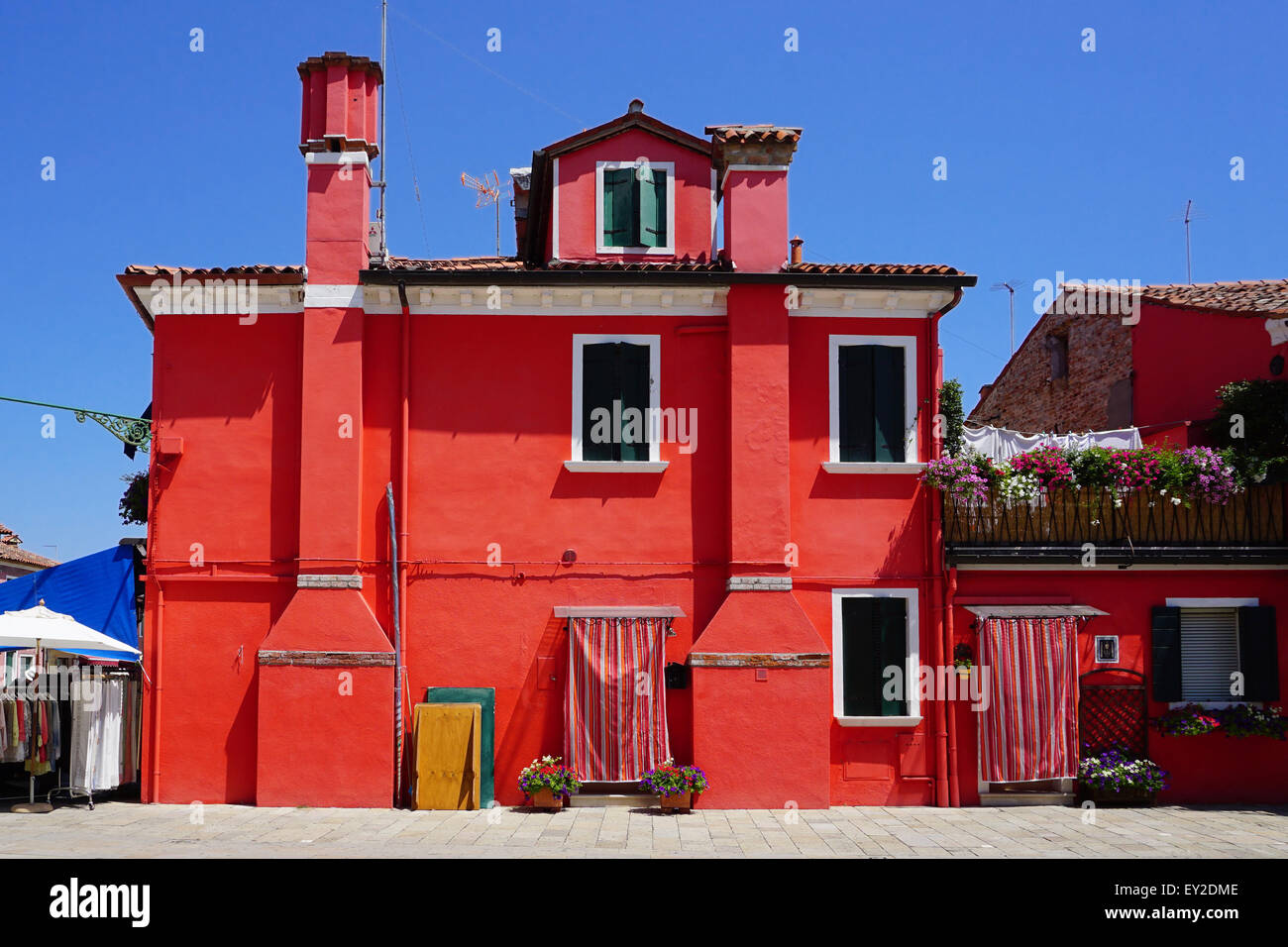 Burano bâtiment coloré en rouge, l'architecture de Venise, Italie Banque D'Images