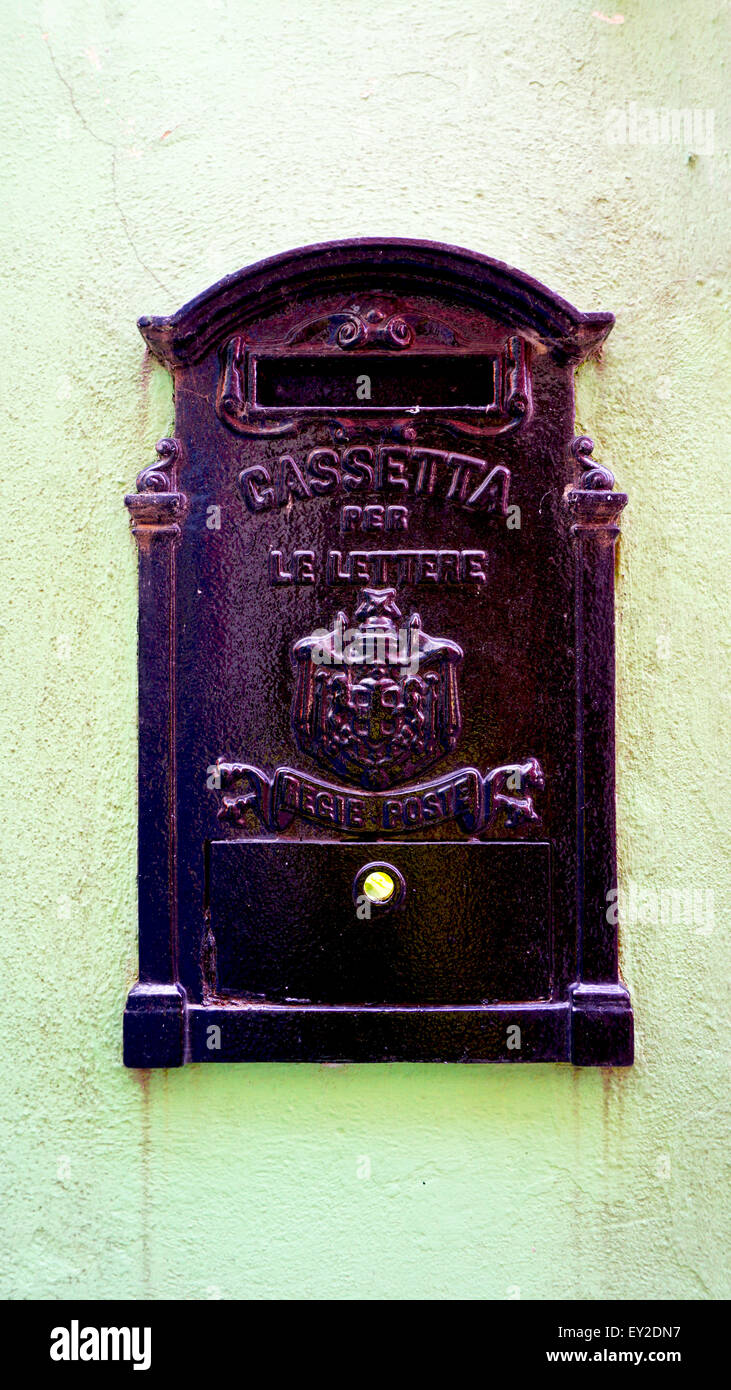 Black metal postal ancien fort sur mur vert pastel dans Venicce, Burano, Italie Banque D'Images