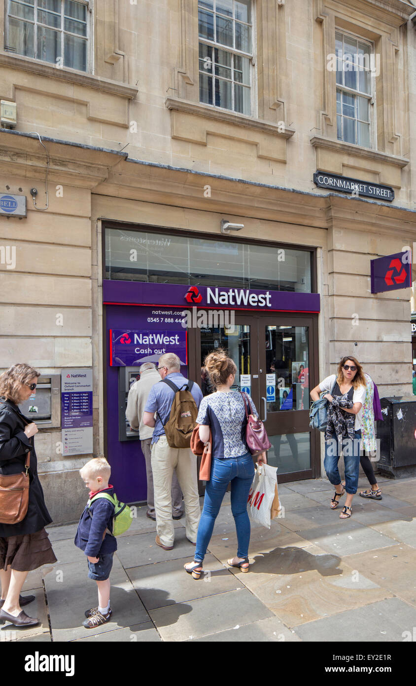 Les clients en attente à un guichet automatique bancaire NatWest, Oxford, England, UK Banque D'Images