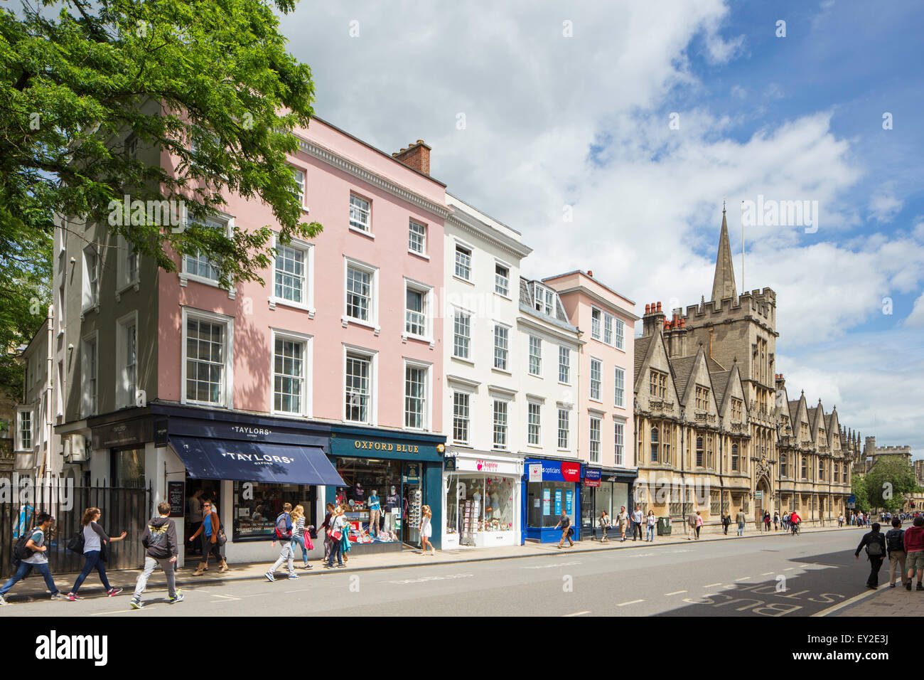 Bâtiments colorés dans High Street, Oxford, Oxfordshire, England, UK Banque D'Images