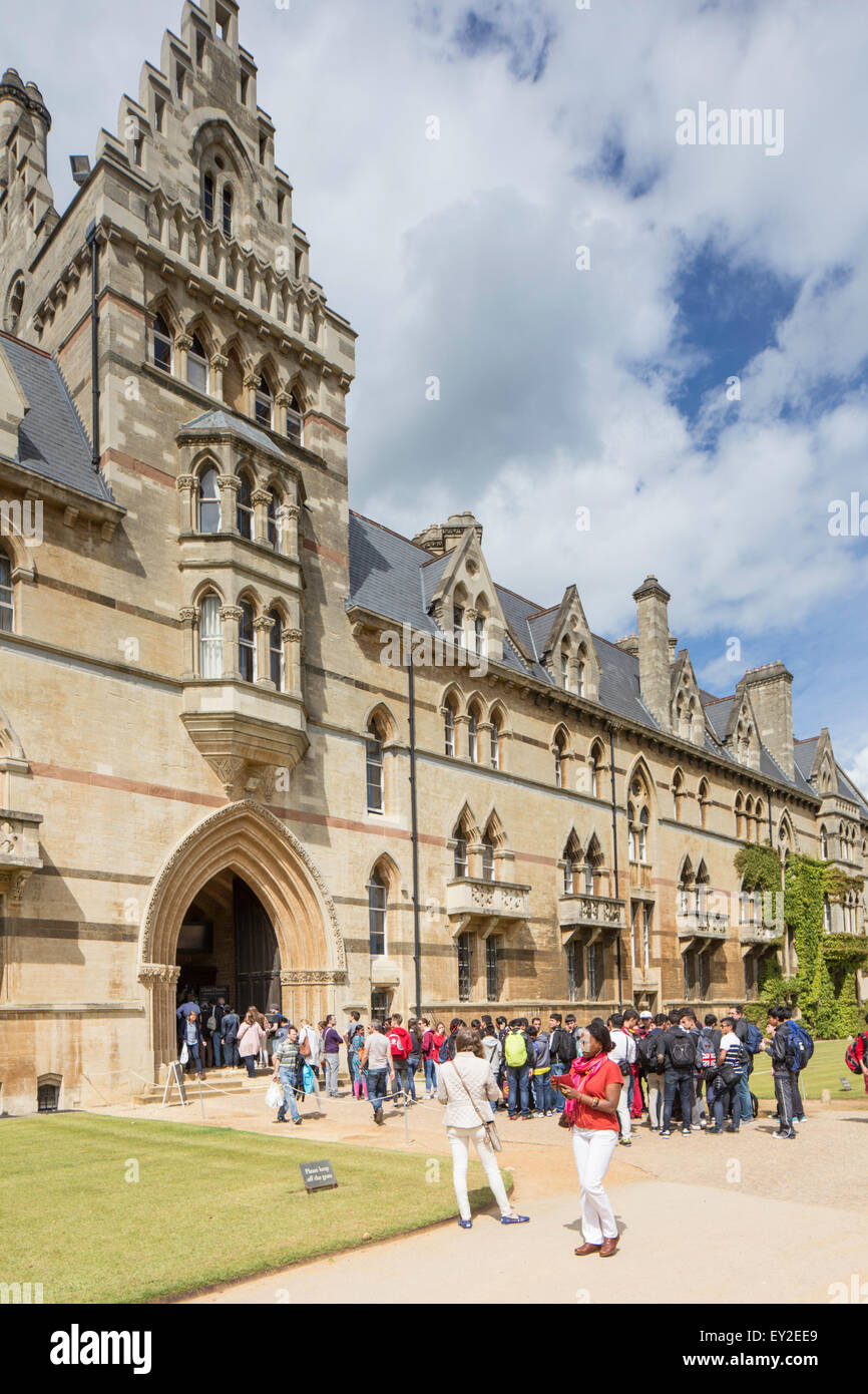 Les touristes faisant la queue pour entrer dans l'Église du Christ du Collage, Oxford, Angleterre, Royaume-Uni Banque D'Images