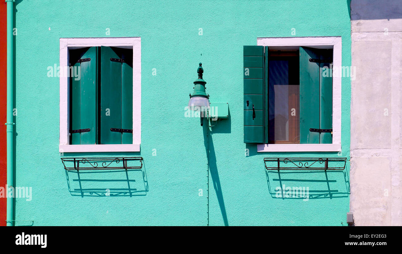 Deux fenêtres Maison à Burano sur mur vert bâtiment architecture avec lampe, Venise, Italie Banque D'Images