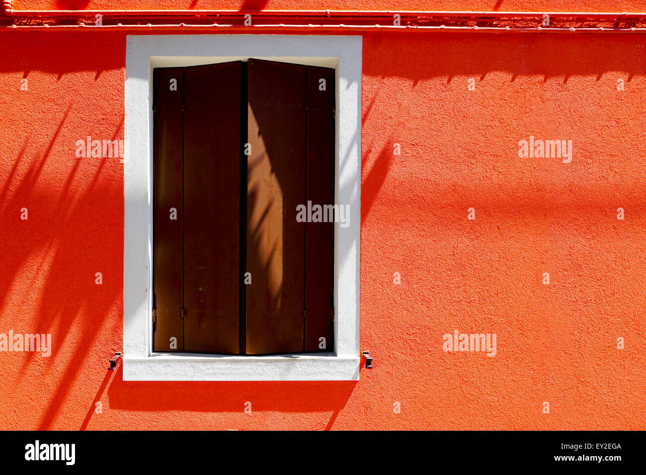 Maison dans la fenêtre de Burano sur mur couleur orange bâtiment architecture, Venise, Italie Banque D'Images