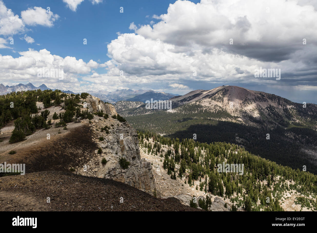 Vue vers le mammouth de Mammoth Mountain Crest Trail in California's Sierra Nevada. Banque D'Images