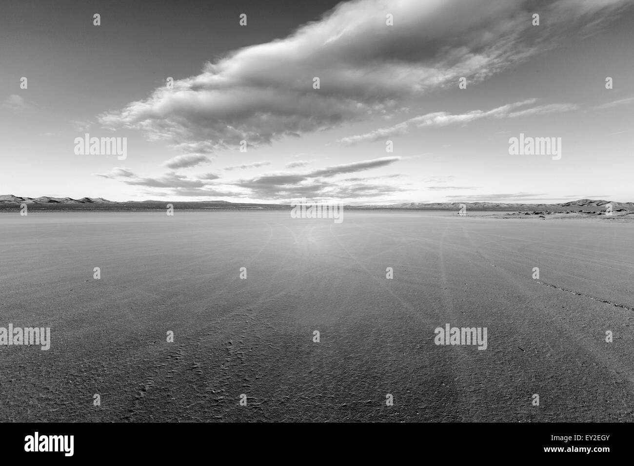 El Mirage dry lake bed dans le désert de Mojave en Californie. Banque D'Images