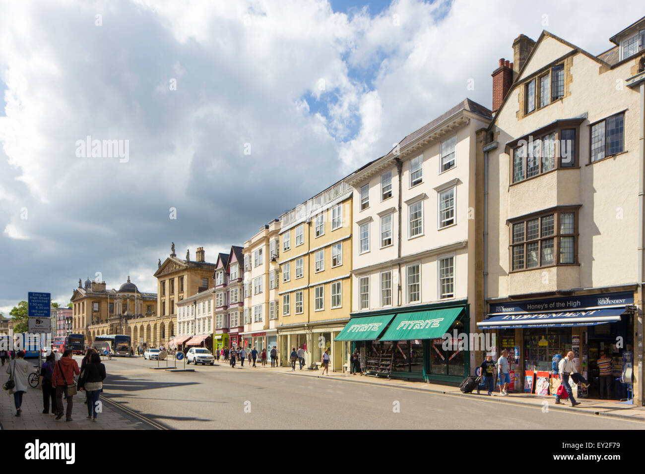 Bâtiments colorés dans High Street, Oxford, Oxfordshire, England, UK Banque D'Images