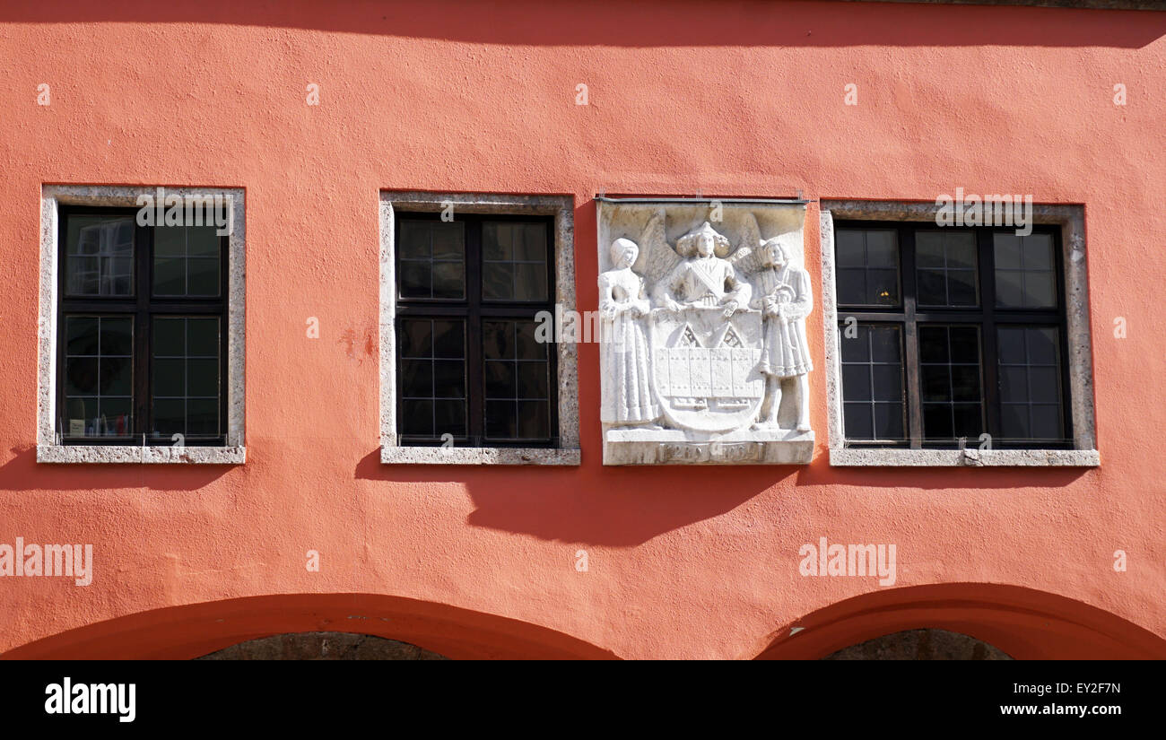 Rose Ancienne façade de couleur et de la sculpture dans la vieille ville d'Innsbruck, Autriche Banque D'Images