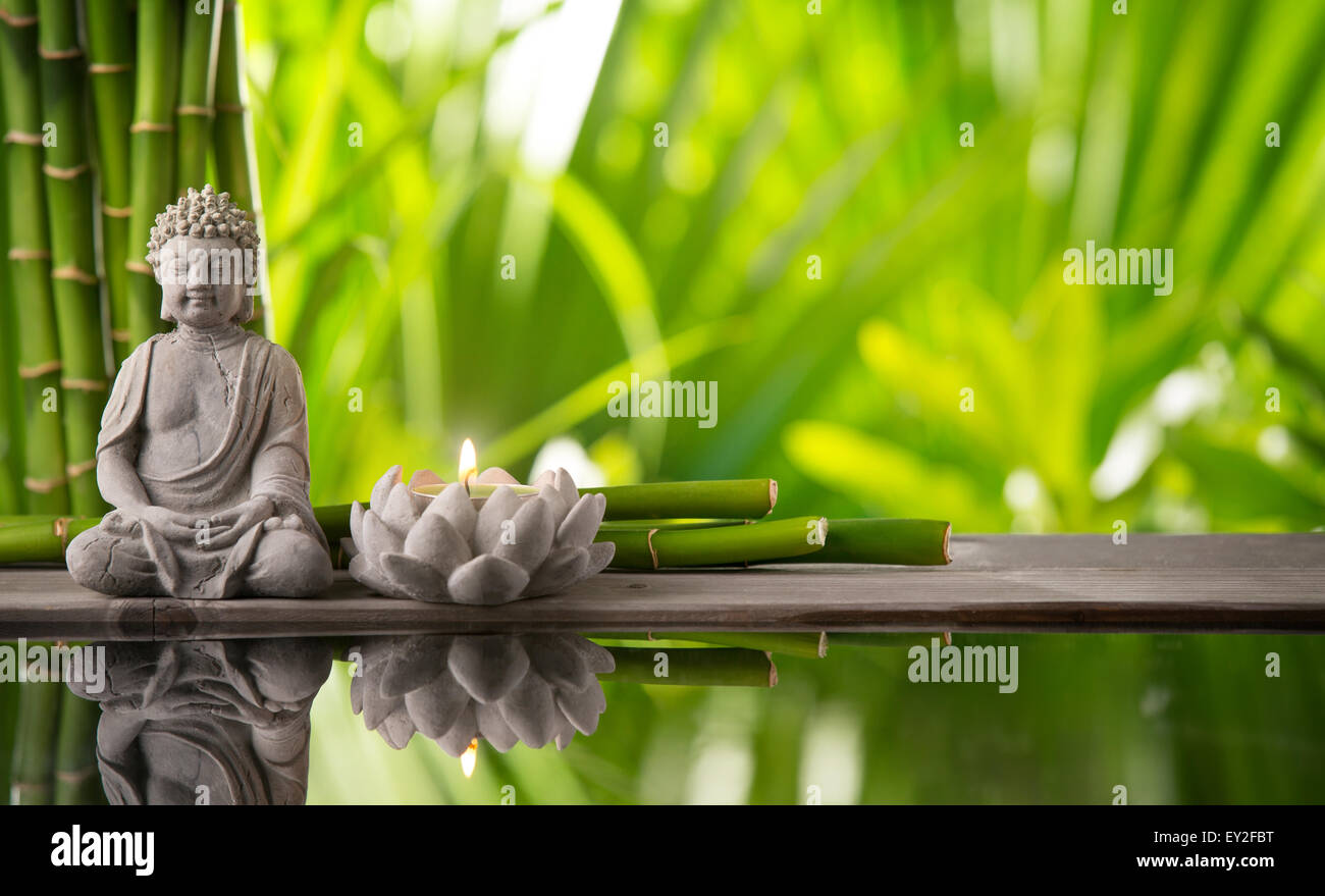 Bouddha en méditation avec bougie allumée Banque D'Images