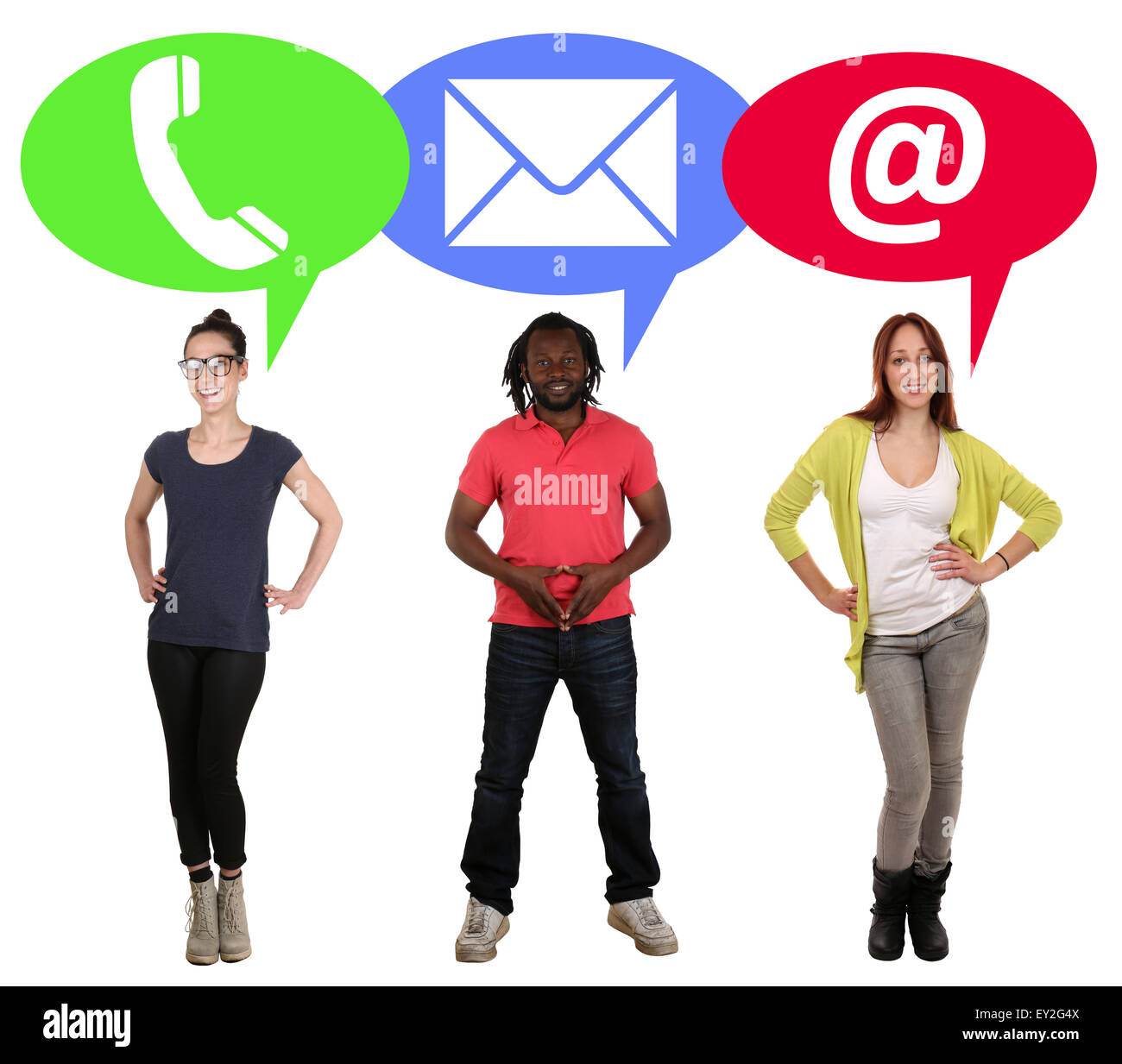 Groupe de jeunes choisissant communication contact téléphone, courrier ou e-mails en ligne Banque D'Images