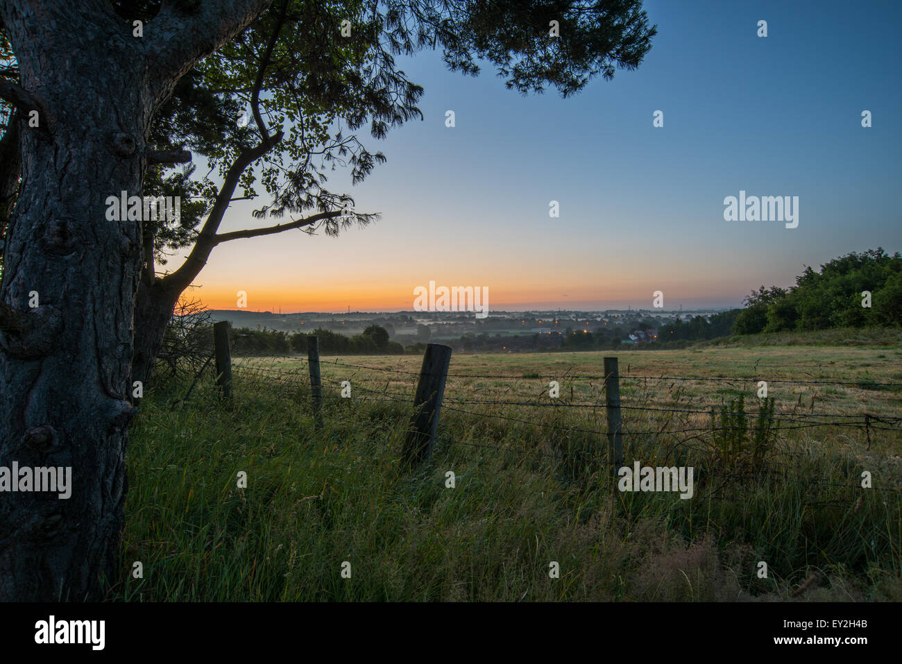 Lever du soleil sur un matin brumeux à la recherche du haut de bushbury hill Wolverhampton juin 2015 uk Banque D'Images