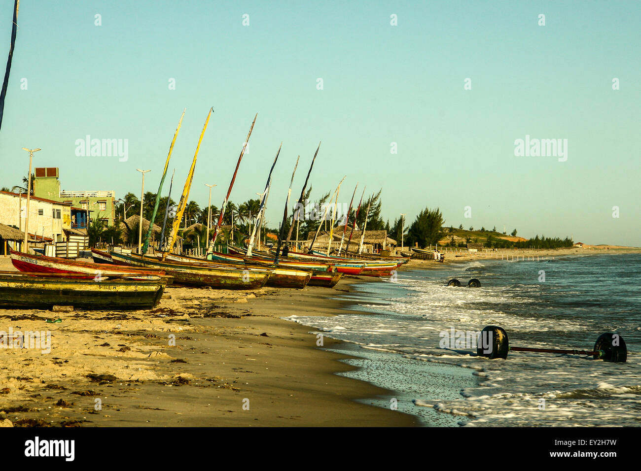 Brésil, Ceará, Jericoacoara, plage Preá, Jangadas , bateau de pêche traditionnel brésilien le long de la plage. Banque D'Images