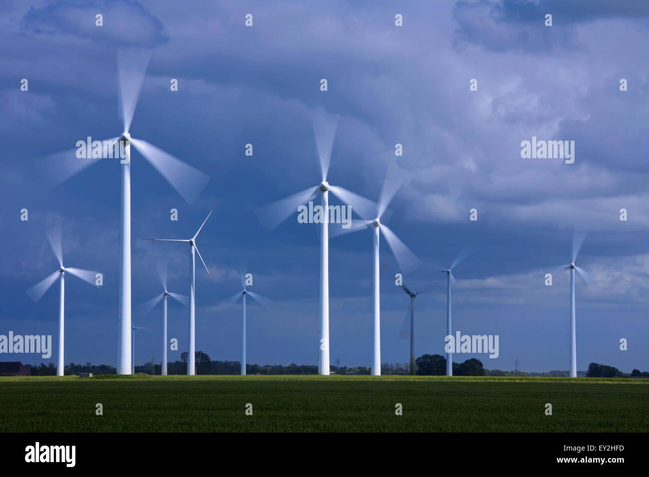 Tourner les pales de rotor d'éoliennes à wind farm contre ciel orageux Banque D'Images
