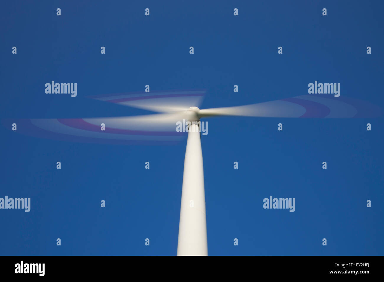 Worm's eye view sur lames de rotor de turbine de vent contre le ciel bleu Banque D'Images