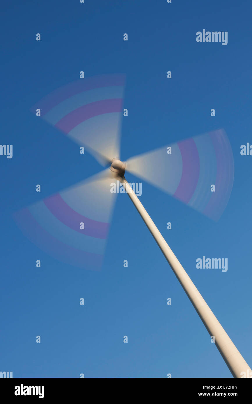 Worm's eye view sur lames de rotor de turbine de vent contre le ciel bleu Banque D'Images