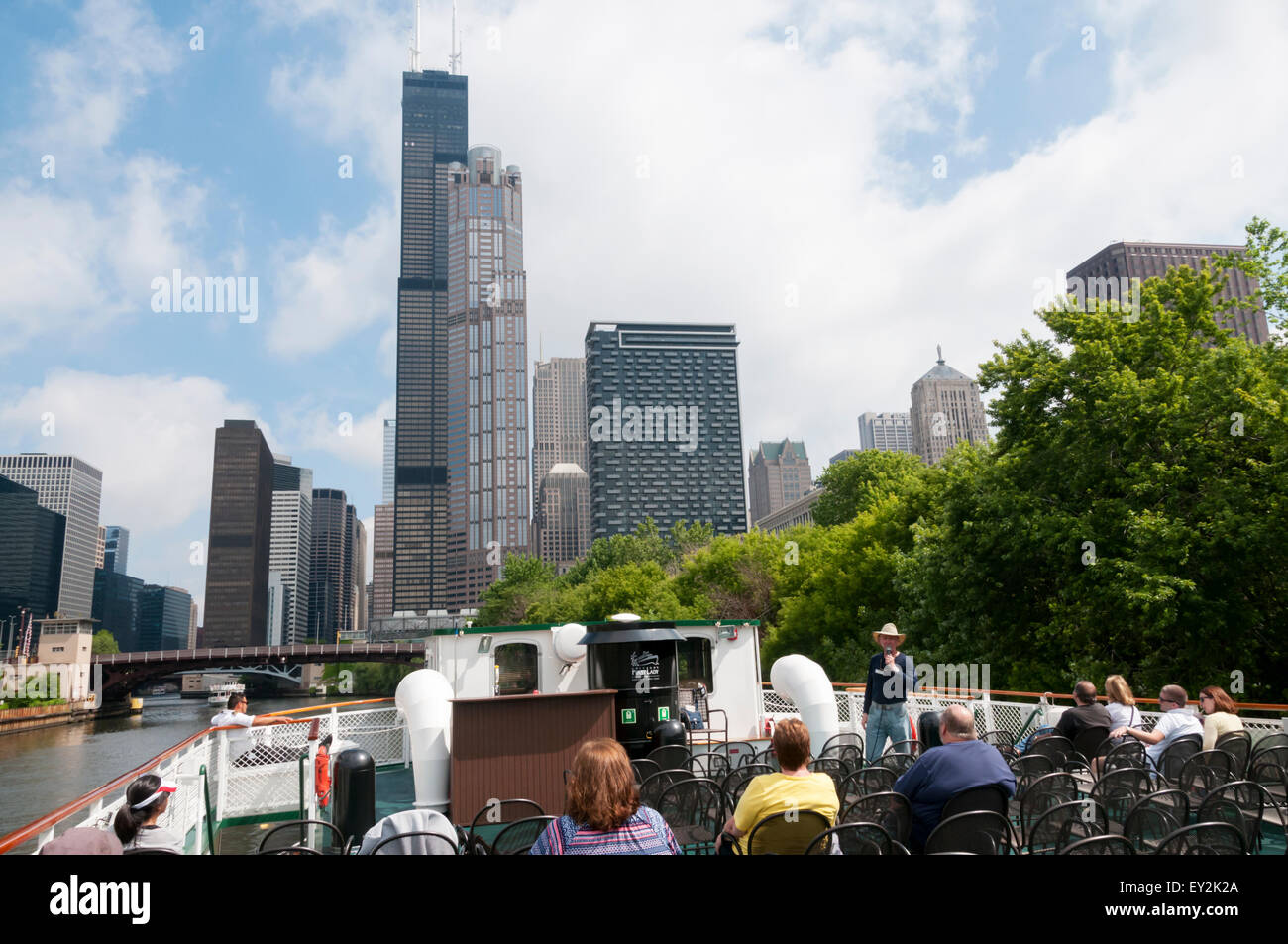 Les touristes sur une fondation de l'Architecture de Chicago River croisière sur la rivière Chicago en face de la Willis Tower. Banque D'Images