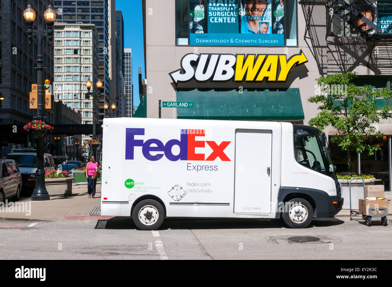 Un envoi FedEx Express tout électrique zéro émission delivery van à l'extérieur d'un restaurant-minute du métro de Chicago. Banque D'Images
