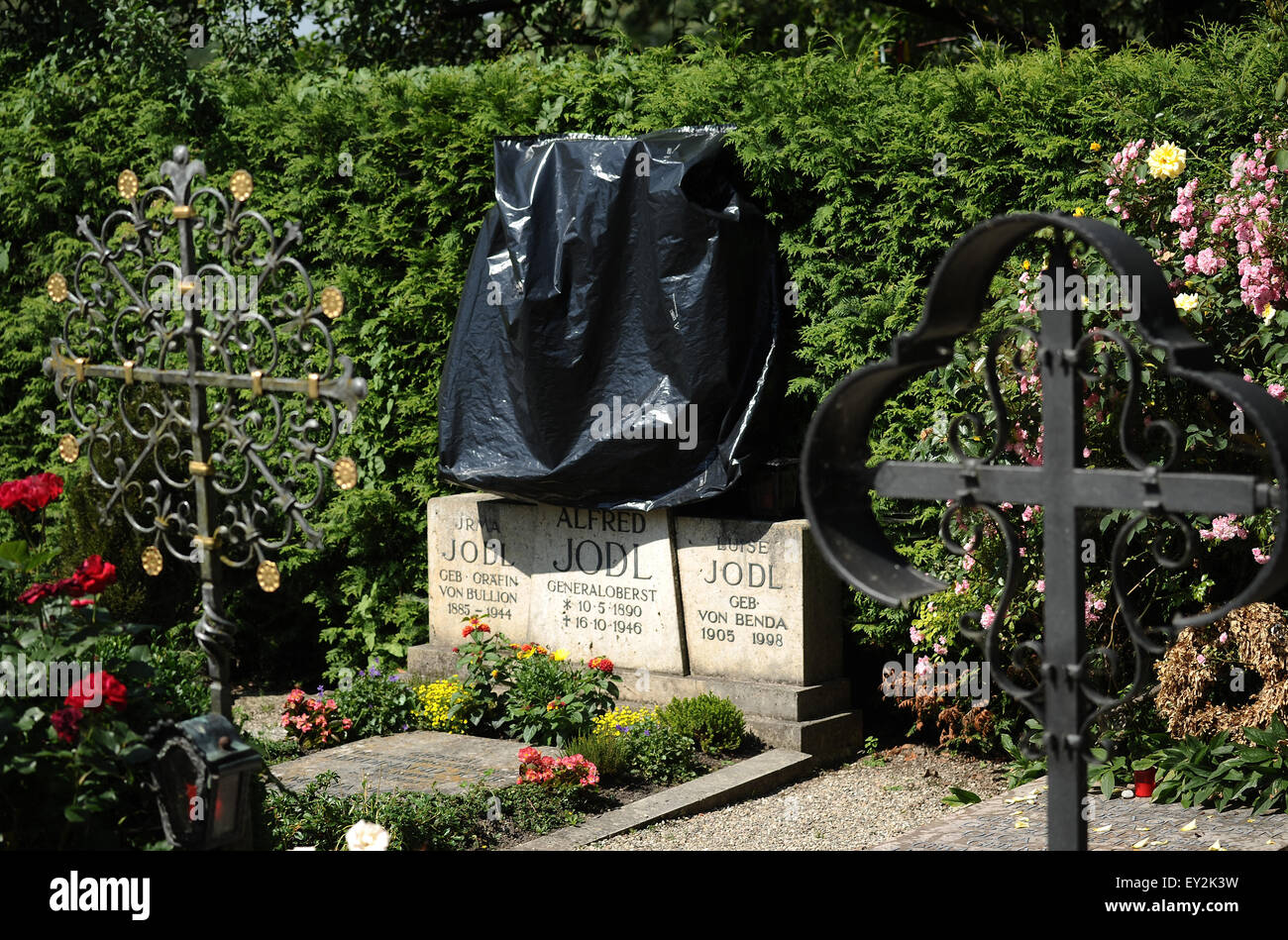 La tombe du colonel-général Alfred Jodl a été en partie recouverte d'une bâche au cimetière sur l'île Fraueninsel sur le lac de Chiemsee, Allemagne, 03 juillet 2015. Agissant comme chef des opérations du personnel du Commandement général des Forces armées (Oberkommando der Wehrmacht) de 1944, pendant la Seconde Guerre mondiale, il a joué un rôle de premier plan dans la conception d'opérations militaires allemandes. Pendant le procès de Nuremberg, il a été déclaré coupable en 1946, condamné à mort et pendu comme un criminel de guerre le 16 octobre de la même année. Photo : Angelika Warmuth/dpa Banque D'Images