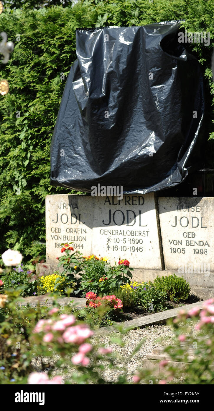 La tombe du colonel-général Alfred Jodl a été en partie recouverte d'une bâche au cimetière sur l'île Fraueninsel sur le lac de Chiemsee, Allemagne, 03 juillet 2015. Agissant comme chef des opérations du personnel du Commandement général des Forces armées (Oberkommando der Wehrmacht) de 1944, pendant la Seconde Guerre mondiale, il a joué un rôle de premier plan dans la conception d'opérations militaires allemandes. Pendant le procès de Nuremberg, il a été déclaré coupable en 1946, condamné à mort et pendu comme un criminel de guerre le 16 octobre de la même année. Photo : Angelika Warmuth/dpa Banque D'Images